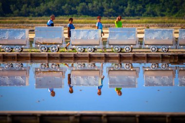 NIN, CROATIA - 19 Temmuz 2018: İnsanlar Dalmaçya 'daki Nin Tuz üretim tesisinde Tuz üretim turundalar