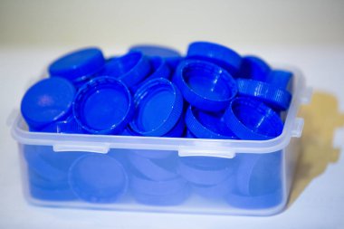 Geri dönüşüm için mavi plastik başlıklar