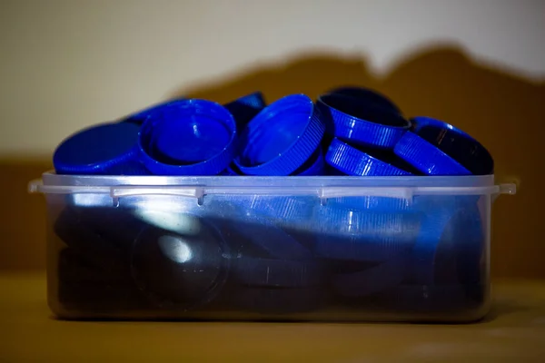 Geri dönüşüm için mavi plastik başlıklar