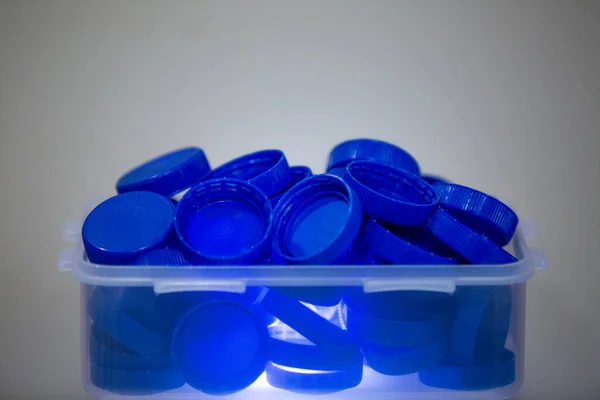 Geri dönüşüm için mavi plastik başlıklar