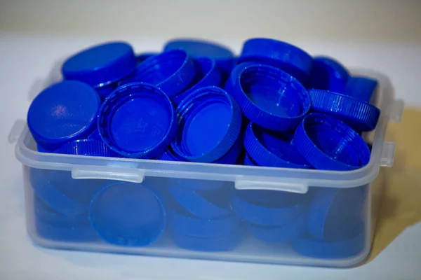 Geri dönüşüm için mavi plastik başlıklar