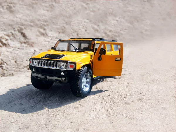 Yellow jeep stands in the mountains — Stock Photo, Image