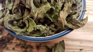 Bu kurutulmuş nane yaprakları çay ya da yemek hazırlamada kullanılmaya hazırdır. Bu resim gerçek nane yapraklarının yakın çekimi. Nane şekeri nefesi almak için harikadır ve her tür bitki çayında da tadı harikadır..