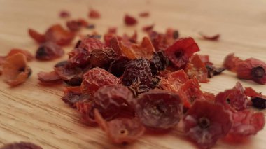 Çay için kurumuş gül kalçasını kapat. Bu kurutulmuş şifalı bitkiler çayda kullanılmaya hazır. Gül kalça çok fazla C vitamini içerir ve bağışıklık sistemine iyi gelir. Ayrıca müshil olarak da işe yarıyor. Yani sindirimin üzerinde olumlu bir etkisi var..