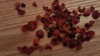 Çay için kurumuş gül kalçasını kapat. Bu kurutulmuş şifalı bitkiler çayda kullanılmaya hazır. Gül kalça çok fazla C vitamini içerir ve bağışıklık sistemine iyi gelir. Ayrıca müshil olarak da işe yarıyor. Yani sindirimin üzerinde olumlu bir etkisi var..