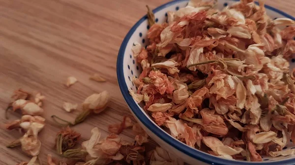 Αυτά Αποξηραμένα Φύλλα Λουλουδιών Γιασεμιού Είναι Έτοιμα Χρησιμοποιηθούν Στο Τσάι — Φωτογραφία Αρχείου