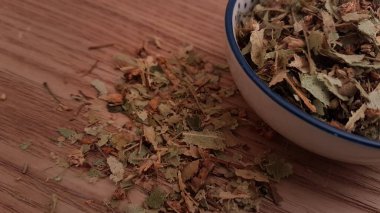 Kurutulmuş kireç çiçeğinin yakın çekimi. Bu şifalı bitkiler çayda kullanılmaya hazır..