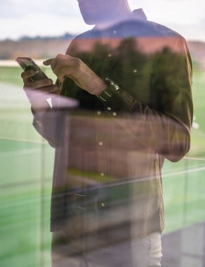 Evde bir otomasyon uygulaması kullanarak.