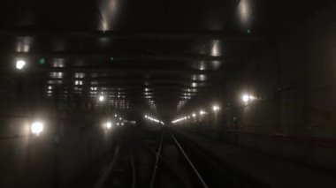 İstasyonlar arasında metro treni yer altında çalışıyor.