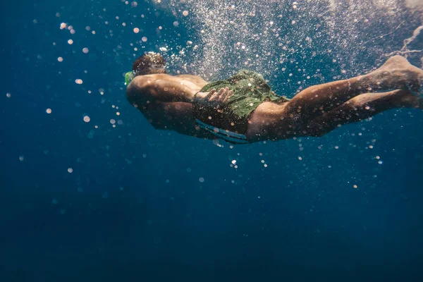 Hombre nadando bajo el agua en el océano —  Fotos de Stock