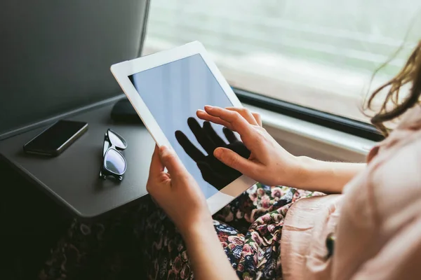 Mujer viajando en tren — Foto de Stock