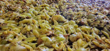 Şarap üretimi sırasında sıkılmış şarap üzümleri, toplanan üzümler mayalanma suyu elde etmek için ezilir. Bu kırmızı, beyaz veya ros şarabı üretiminde önemli bir adımdır..