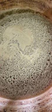 Genellikle hasat sırasında veya şaraphanede taze şarap tatmak, lezzetini, aromasını, rengini ve kalitesini değerlendirmek için yeni üretilen şarabı tatmayı içerir. Bu uygulama şarap üretim bölgelerinde yaygındır ve şarap yapımı ve takdirin bir parçasıdır.