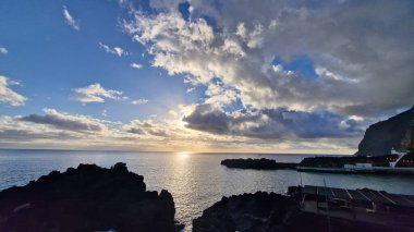 Madeira 'nın engebeli kıyıları gün batımı ışığında berrak gökyüzü