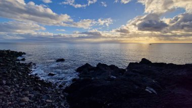 Madeira 'nın engebeli kıyıları gün batımı ışığında berrak gökyüzü
