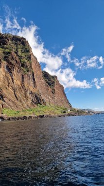 Mantar tarlasından sahil boyunca deniz yolculuğunun manzarası