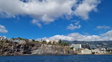 Mantar tarlasından sahil boyunca deniz yolculuğunun manzarası