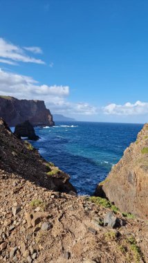 Madeira Adası 'ndaki Ponta de So Loureno Yarımadası Atlantik Okyanusu' na uzanan dar ve engebeli bir burundur. Kuru iklimi, volkanik arazisi, dik uçurumları ve dramatik kıyı manzaralarıyla tanınan yarımada, şiddetle zıtlaşıyor.