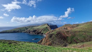 Madeira Adası 'ndaki Ponta de So Loureno Yarımadası Atlantik Okyanusu' na uzanan dar ve engebeli bir burundur. Kuru iklimiyle, volkanik arazisiyle, sarp kayalıklarıyla ve dramatik kıyı manzarasıyla tanınan Peninsul...