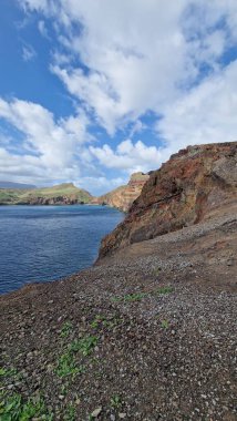 Madeira Adası 'ndaki Ponta de So Loureno Yarımadası Atlantik Okyanusu' na uzanan dar ve engebeli bir burundur. Kuru iklimi, volkanik arazisi, dik uçurumları ve dramatik kıyı manzaralarıyla tanınan yarımada, kendine özgü doğal zıtlıklara sahiptir.