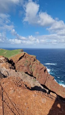 Madeira Adası 'ndaki Ponta de So Loureno Yarımadası Atlantik Okyanusu' na uzanan dar ve engebeli bir burundur. Kuru iklimiyle, volkanik arazisiyle, dik uçurumlarıyla ve dramatik kıyı manzarasıyla tanınan yarımadada,