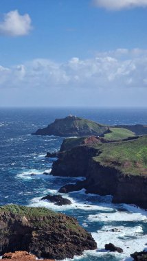 Madeira Adası 'ndaki Ponta de So Loureno Yarımadası Atlantik Okyanusu' na uzanan dar ve engebeli bir burundur. Kuru iklimiyle, volkanik arazisiyle, dik uçurumlarıyla ve dramatik kıyı manzarasıyla tanınan yarımadada,