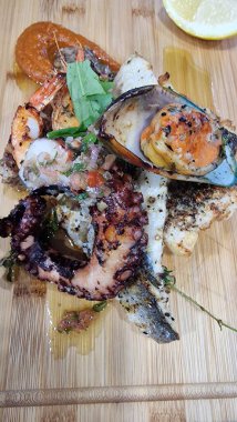 Bir restoranda servis edilen deniz ürünleri.