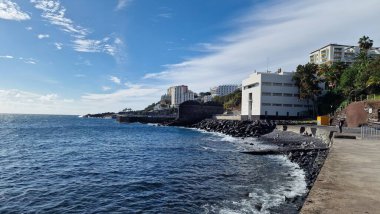 Siyah kum ve volkanik çakıl taşlarıyla Madeira Sahili