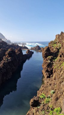 Porto Moniz Doğal Havuzları (Piscinas Naturais do Porto Moniz), Madeira 'nın kuzeybatı kıyısında bulunan ve temiz Atlantik sularıyla dolu volkanik kaya havuzlarıdır. Doğal olarak oluşmuş havzalar, engebeli kayalıklara karşı güvenli yüzme alanları sağlar.