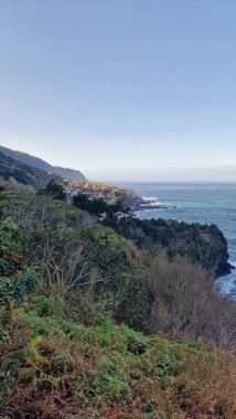 Madeira Adası 'nın kuzey kısmının kıyı manzarası. Yüksek uçurumlar ve Atlantik Okyanusu' nun allık rengi deniz maaşları.