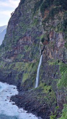Madeira Adası 'nın kuzey kısmının kıyı manzarası. Yüksek uçurumlar ve Atlantik Okyanusu' nun allık rengi deniz maaşları.