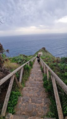 Cristo Rei Viewpoint Canio, Santa Cruz belediyesi, bu gözlemevi, Funchal Körfezi 'nin bir parçası olan Garajau' nun doğal mirasına ve Canio de Baixo 'ya panoramik bir perspektif sunmaktadır.