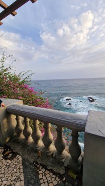 Funcahl madeira öğleden sonra ve gün batımı manzarasında engebeli okyanus manzaraları