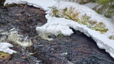 Kışın dereye bak.