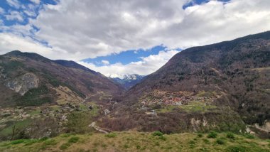 Ağaç Vadisi Fransa 'da Val Thorans' ta kayak yapmak