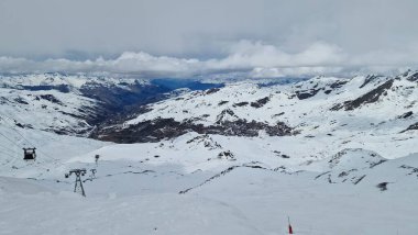 Ağaç Vadisi Fransa 'da Val Thorans' ta kayak yapmak