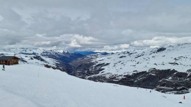 Ağaç Vadisi Fransa 'da Val Thorans' ta kayak yapmak