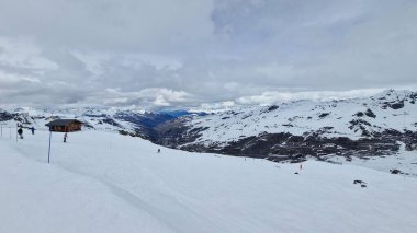 Ağaç Vadisi Fransa 'da Val Thorans' ta kayak yapmak