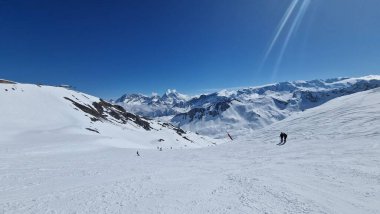 Les Menuires, Fransız Alpleri 'nin dünyanın en büyük kayak alanı olan Les Trois Valles' de kurulmuş büyüleyici bir kayak köyüdür. Göz kamaştırıcı dağ manzarası, geniş yamaçları ve canlı kayak örtüsüyle tanınır.