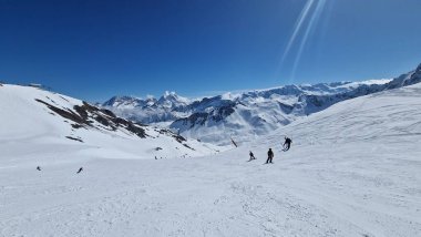 Les Menuires, Fransız Alpleri 'nin dünyanın en büyük kayak alanı olan Les Trois Valles' de kurulmuş büyüleyici bir kayak köyüdür. Göz kamaştırıcı dağ manzarası, geniş yamaçları ve canlı kayak örtüsüyle tanınır.