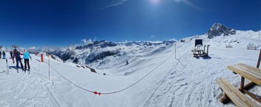 Les Menuires, Fransız Alpleri 'nin dünyanın en büyük kayak alanı olan Les Trois Valles' de kurulmuş büyüleyici bir kayak köyüdür. Göz kamaştırıcı dağ manzarası, geniş yamaçları ve canlı kayak örtüsüyle tanınır.