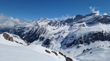 Les Menuires, Fransız Alpleri 'nin dünyanın en büyük kayak alanı olan Les Trois Valles' de kurulmuş büyüleyici bir kayak köyüdür. Göz kamaştırıcı dağ manzarası, geniş yamaçları ve canlı kayak örtüsüyle tanınır.