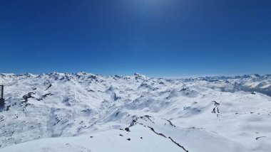 Les Menuires, Fransız Alpleri 'nin dünyanın en büyük kayak alanı olan Les Trois Valles' de kurulmuş büyüleyici bir kayak köyüdür. Göz kamaştırıcı dağ manzarası, geniş yamaçları ve canlı kayak örtüsüyle tanınır.
