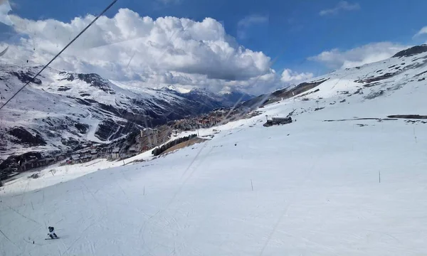 Les Menuires, Fransız Alpleri 'nin dünyanın en büyük kayak alanı olan Les Trois Valles' de kurulmuş büyüleyici bir kayak köyüdür. Göz kamaştırıcı dağ manzarası, geniş yamaçları ve canlı kayak örtüsüyle tanınır.