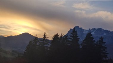 Günbatımı manzarası Otoyoldaki Avusturalya tepelerinden geçerken