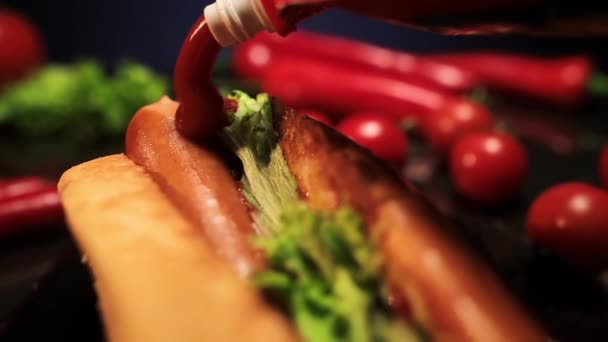 Ketchup Übergießt Einen Hot Dog Mit Wurst Essen Tomatenroter Ketchup — Stockvideo