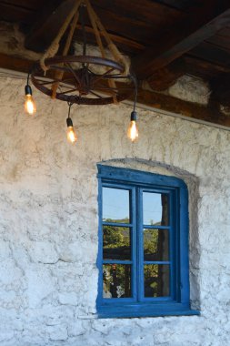 Pencere. Klasik mavi pencere. Beyaz duvar. Beyaz duvardaki mavi pencere. Kaliteli dış görünüş. Köy evi.