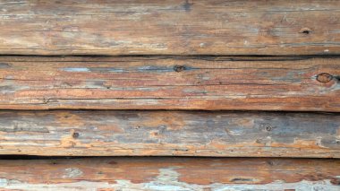 Yıpranmış ahşap kütüklerin doğal tahıl ve dokuya yakın çekimi, rustik veya doğal tasarım temaları için ideal..