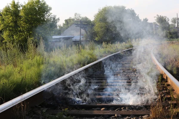 Дерев'яні залізничні шпари вогонь — стокове фото