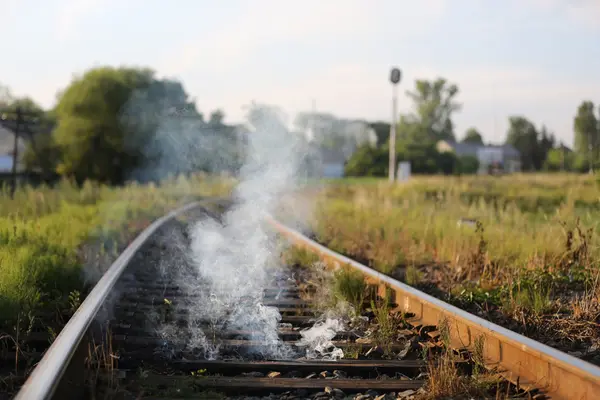 Chemin de fer bois traverses feu — Photo